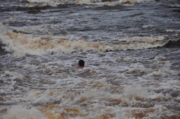 Rapaz nos mostra como enfrentar as corredeiras do Urubuí sem bóias ou coletes! (em Presidente Figueiredo - AM)